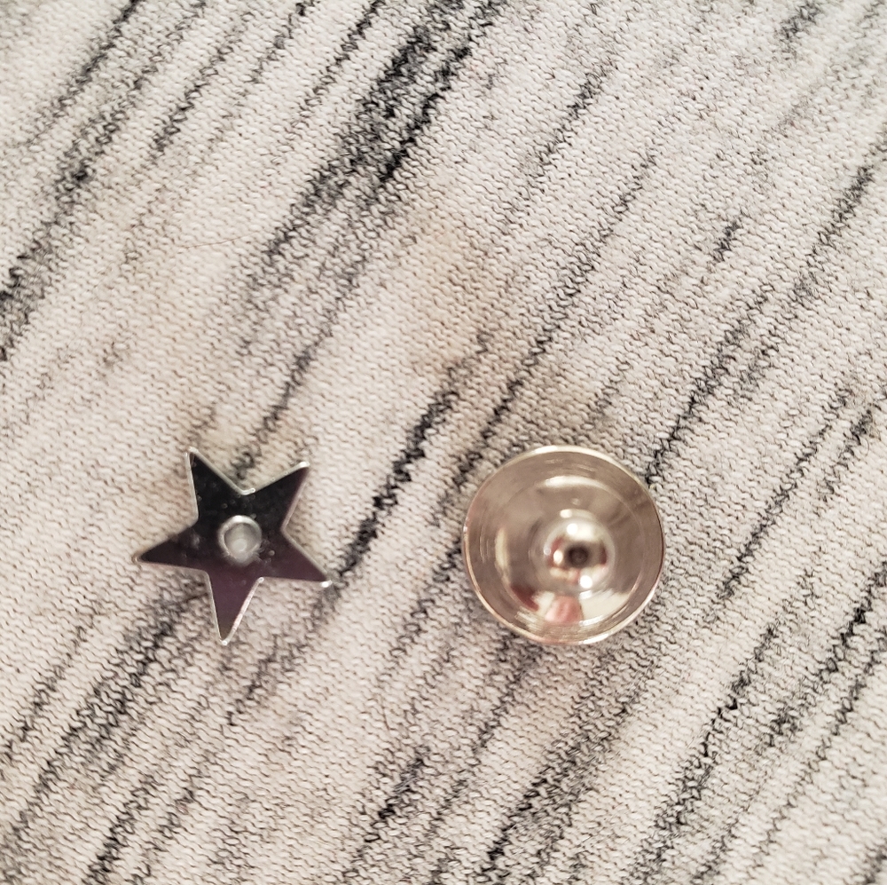 Small Five Point Star Pin - Picture 2 of 2